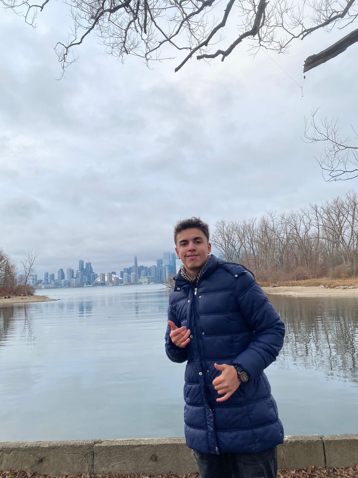 Enzo Bizuti em Toronto, com o skyline ao fundo